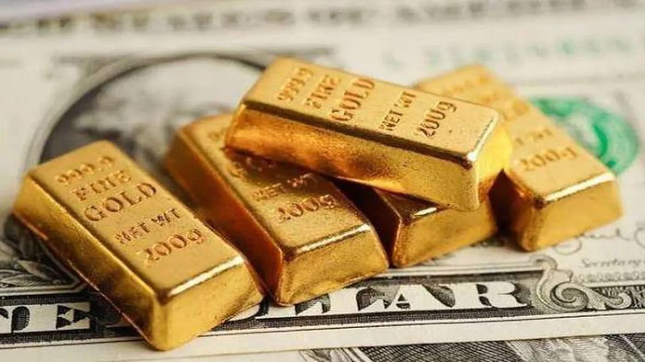 تراجع أسعار الذهب والنفط مع ارتفاع الدولار بأكثر من دولار